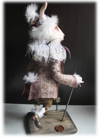 Материалы для кролика: Doll Fimo, натуральные волосы, ресницы, перья, одежда — натуральный шёлк, глаза расписаны маслом.