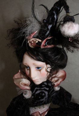 Прячет взгляд роскошная Камилла, отличная интерьерная кукла для Вашей коллекции