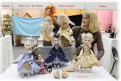 Куклы бывают разными... на выставке выделялась дама  с яблочным вкусом любви